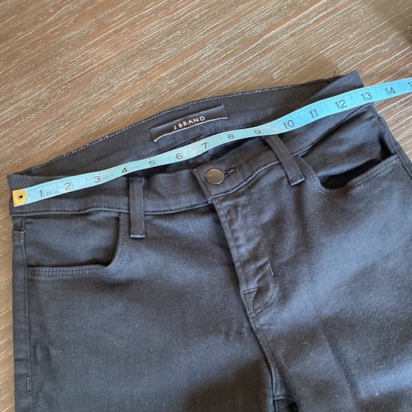 J Brand ladies denim in dark black. Size 25 with lots of stretch. - Picture 8 of 9